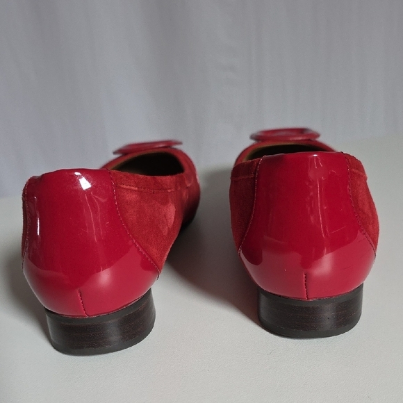 Clarks "Unstructured" Women's Red Suede/Patent Leather Ballet Flats.  Size 8 - Picture 2 of 8